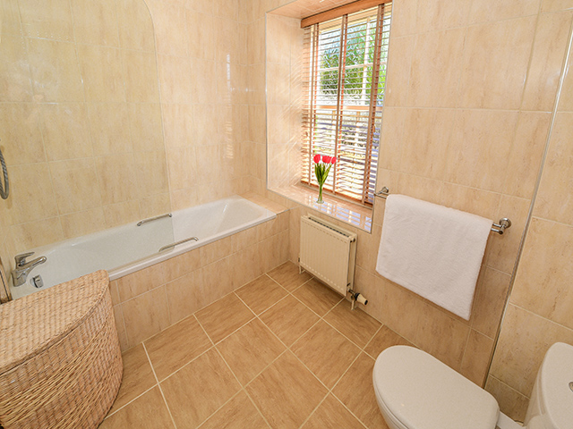 Bathroom in Apartment 1, Samares Manor