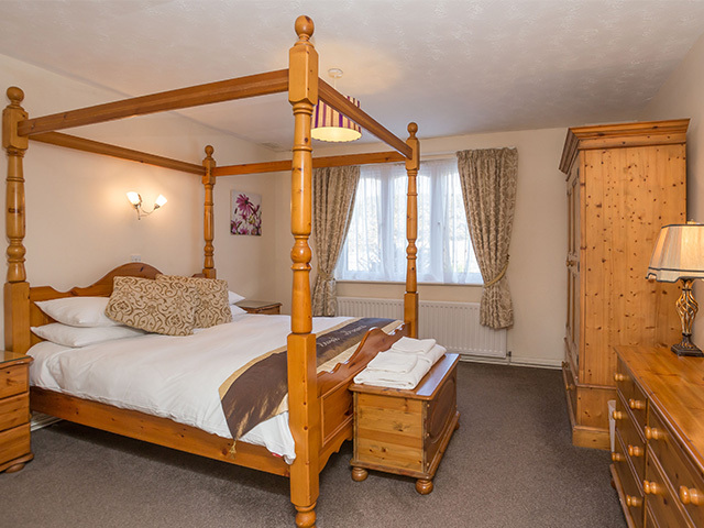 Double bedroom with King size four poster bed