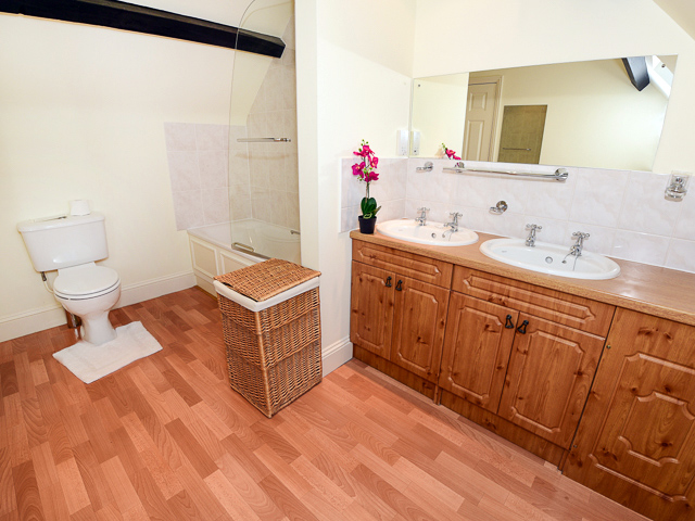 Bathroom ensuite with double bedroom