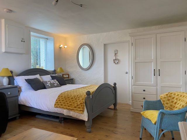 Open plan bedroom and lounge area