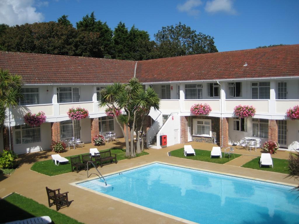 GUERNSEY - Del Mar Court Apartments 
