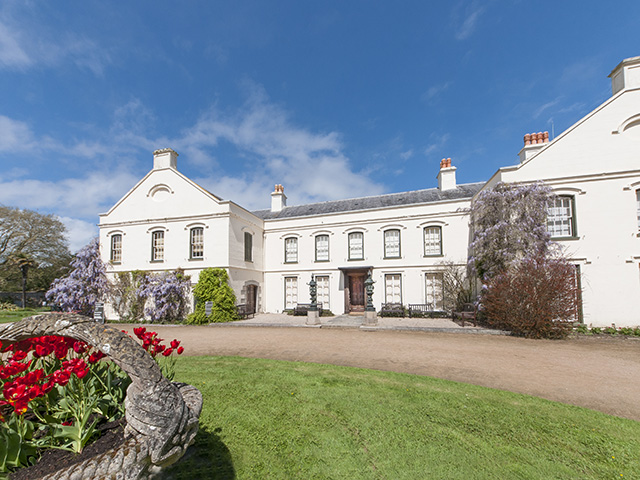 Samares Manor, Jersey with self catering in the manor grounds